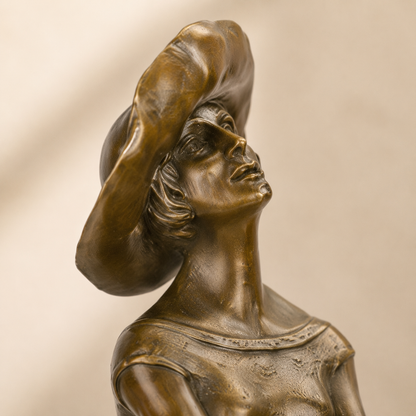 Sculpture bronze femme élégante au chapeau sur tabouret bar, vue 2