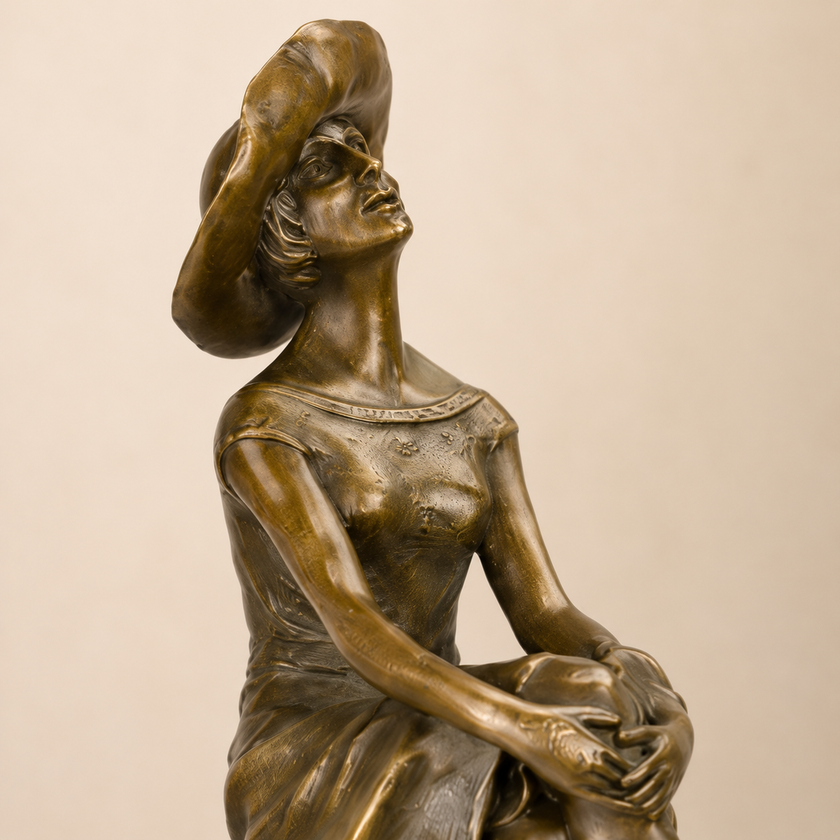 Sculpture bronze femme élégante au chapeau sur tabouret bar, vue 3