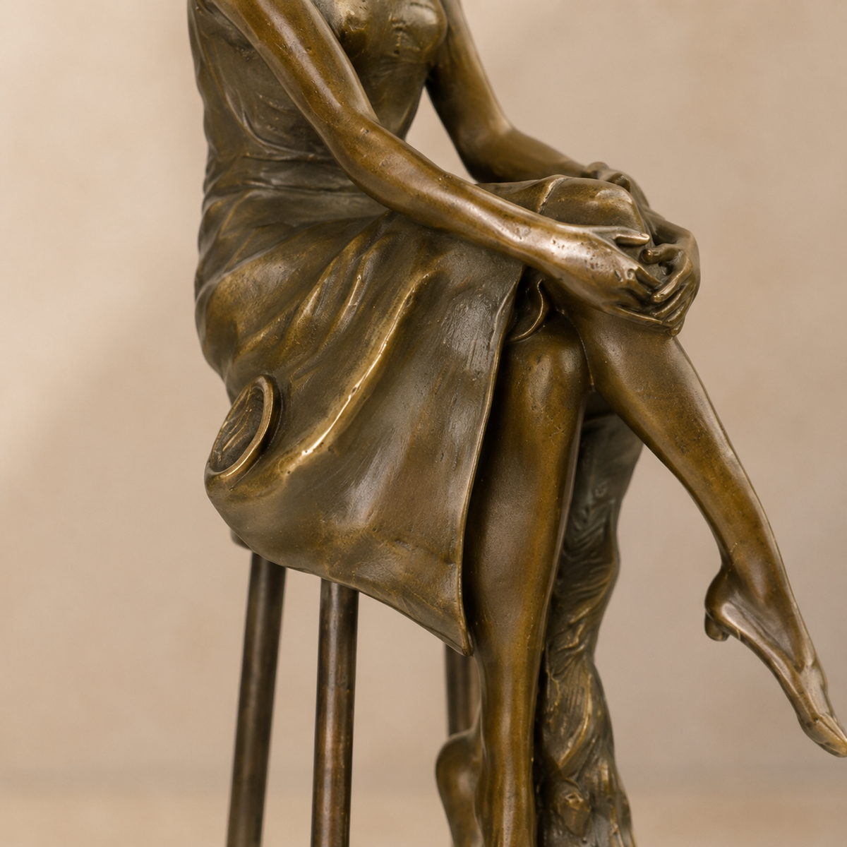 Sculpture bronze femme élégante au chapeau sur tabouret bar, vue 4