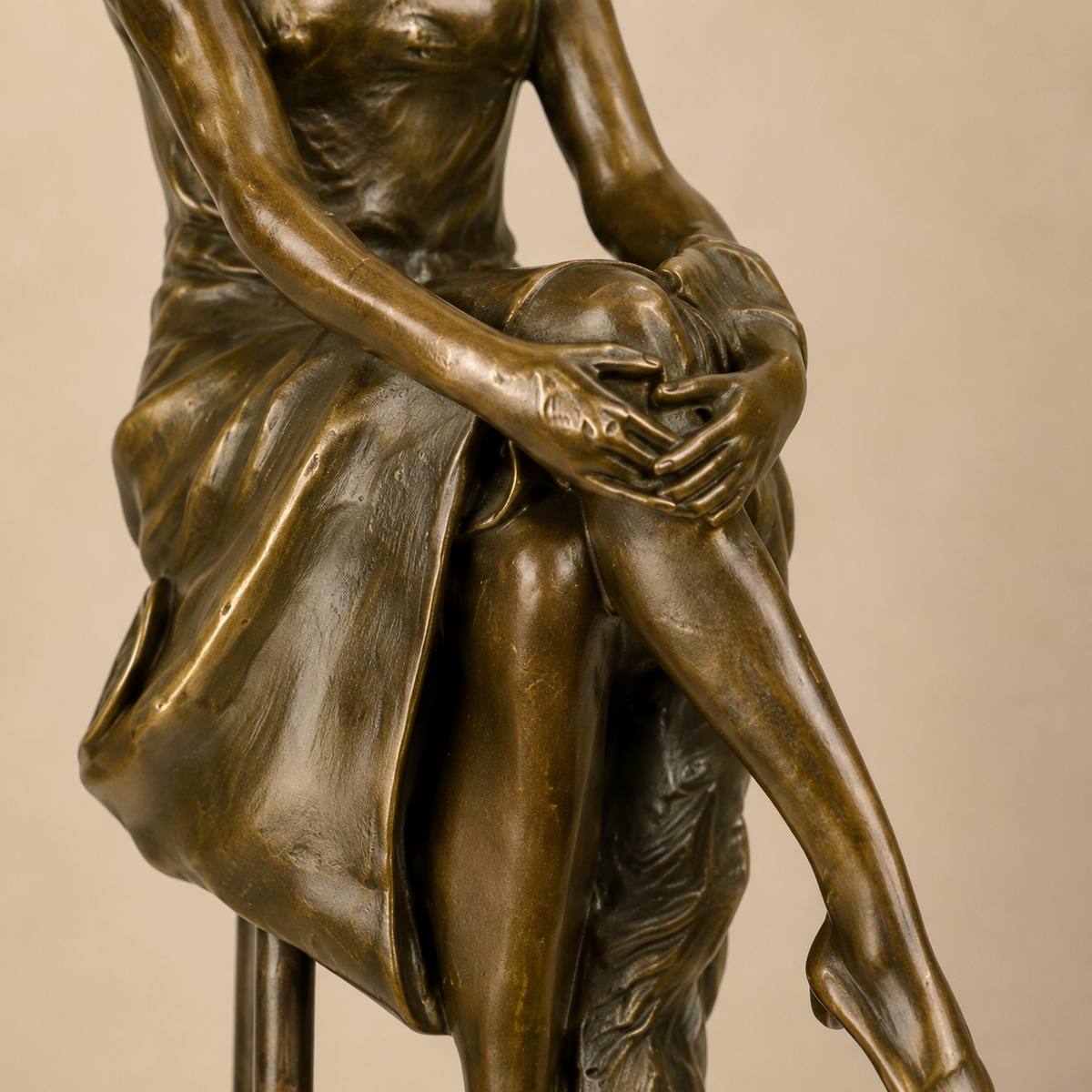 Sculpture bronze femme élégante au chapeau sur tabouret bar, vue 5