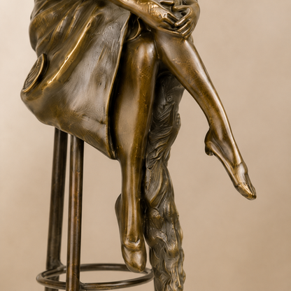 Sculpture bronze femme élégante au chapeau sur tabouret bar, vue 6