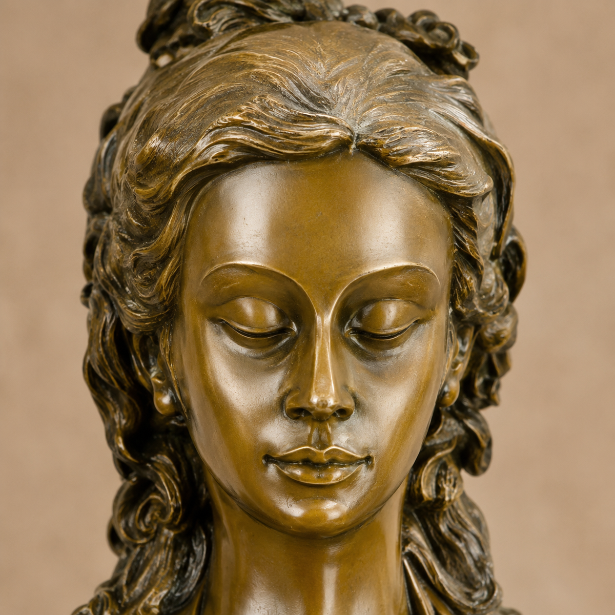 Sculpture bronze femme en bikini bras ouverts sur socle, vue 2