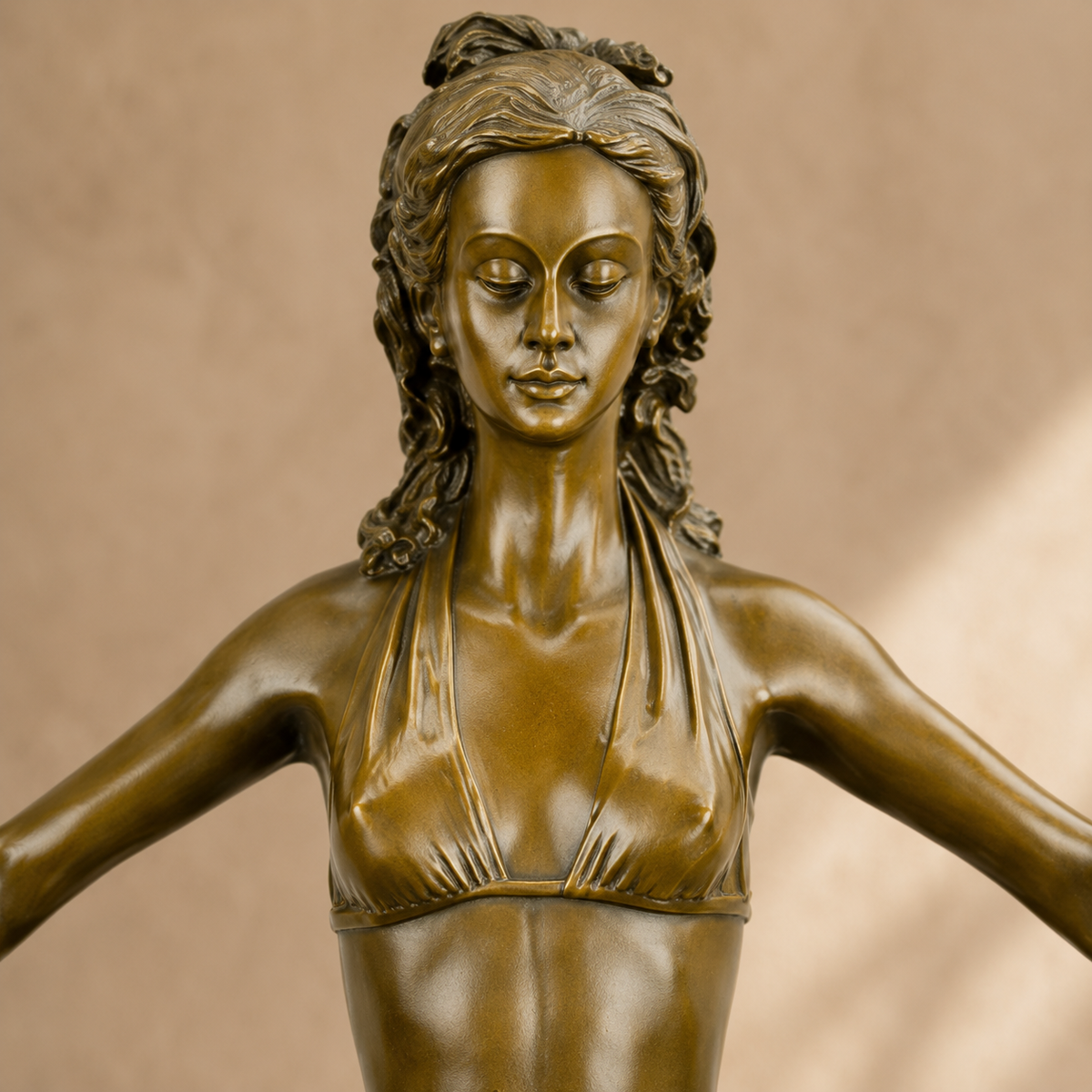 Sculpture bronze femme en bikini bras ouverts sur socle, vue 3