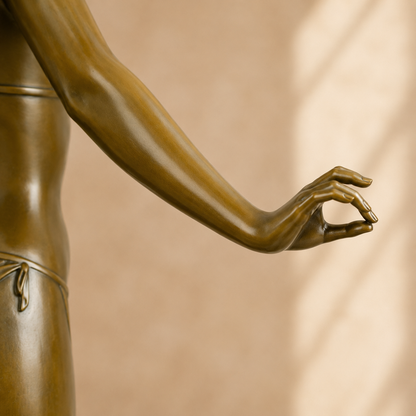 Sculpture bronze femme en bikini bras ouverts sur socle, vue 5