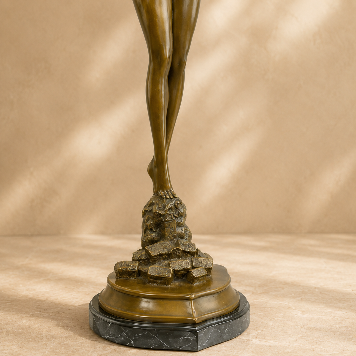 Sculpture bronze femme en bikini bras ouverts sur socle, vue 6