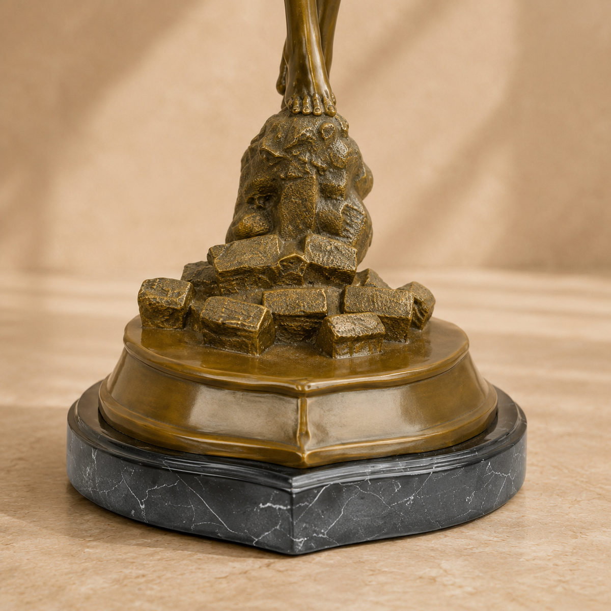 Sculpture bronze femme en bikini bras ouverts sur socle, vue 7