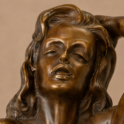 Sculpture bronze femme nue agenouillée patine brune, vue 6