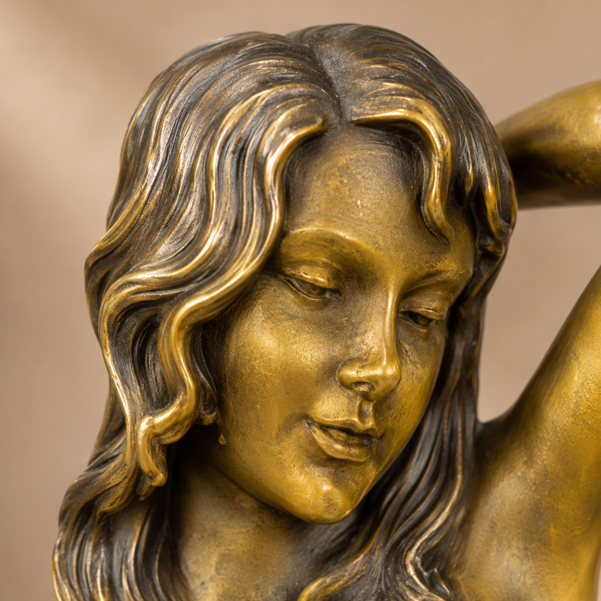 Sculpture bronze femme nue assise dans une main ouverte, vue 2