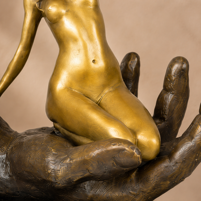 Sculpture bronze femme nue assise dans une main ouverte, vue 5