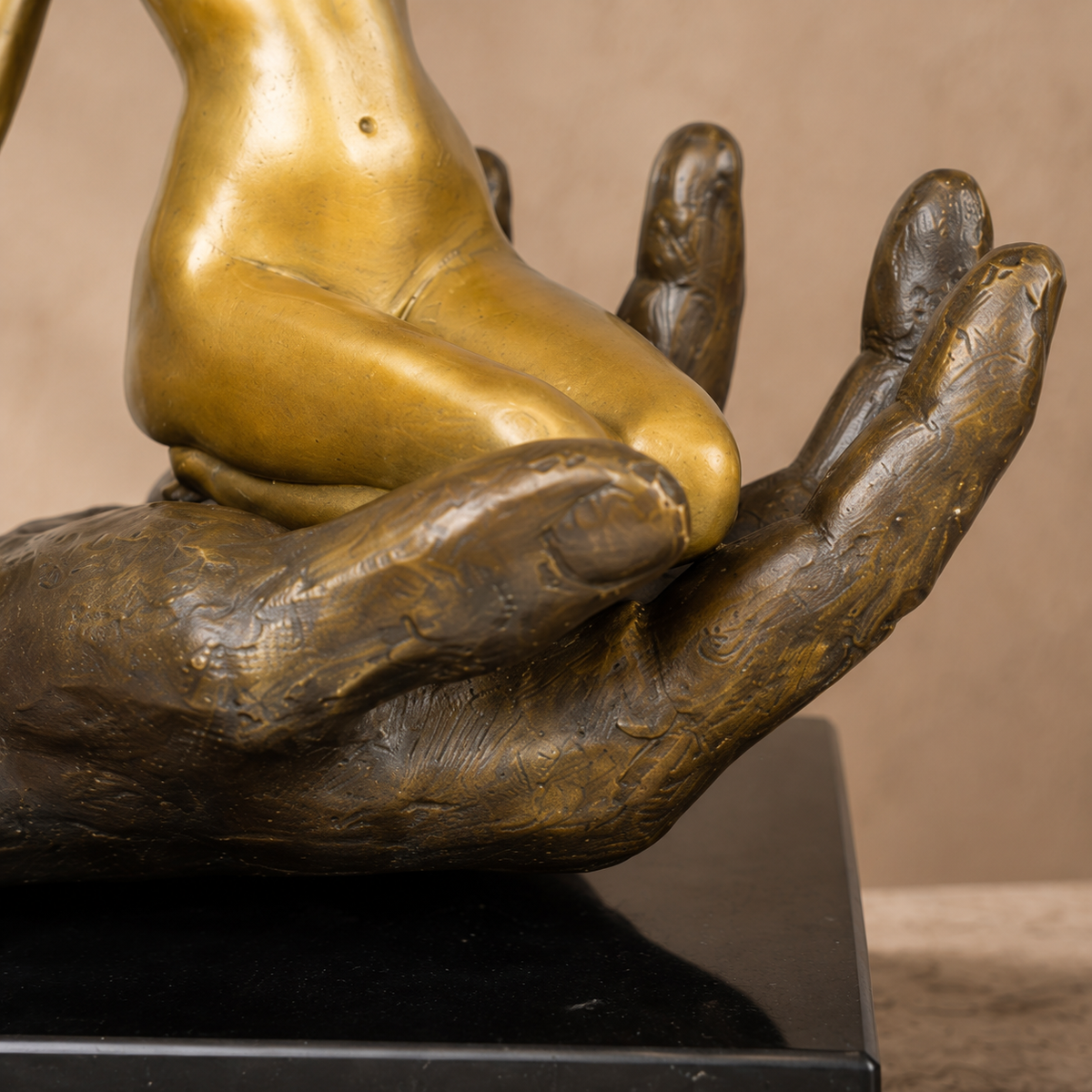 Sculpture bronze femme nue assise dans une main ouverte, vue 6