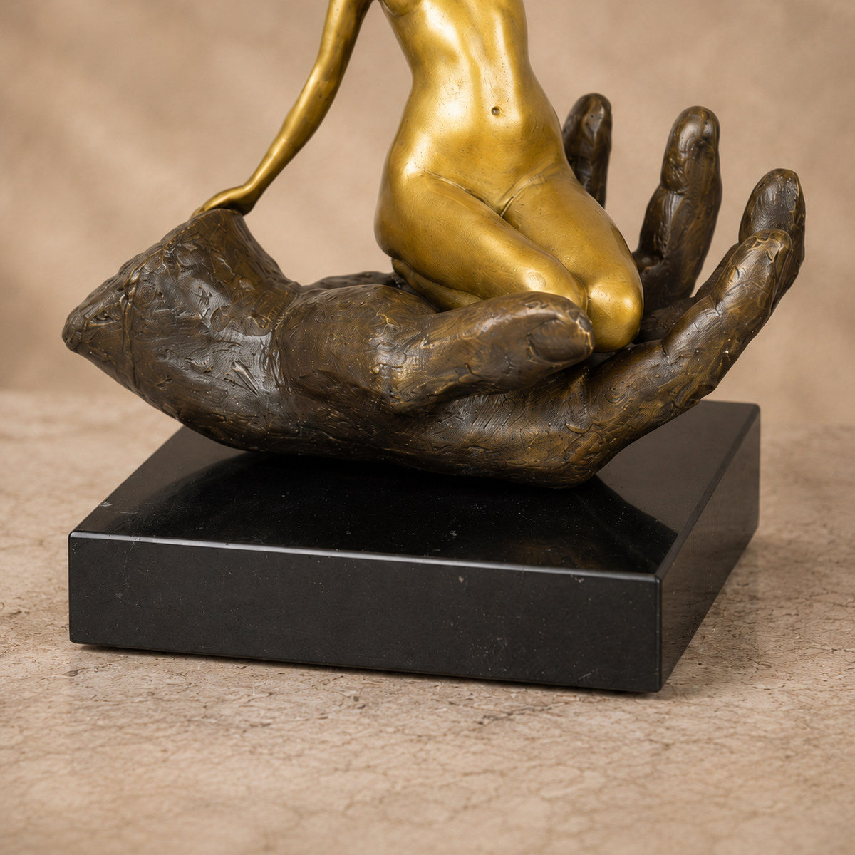 Sculpture bronze femme nue assise dans une main ouverte, vue 7
