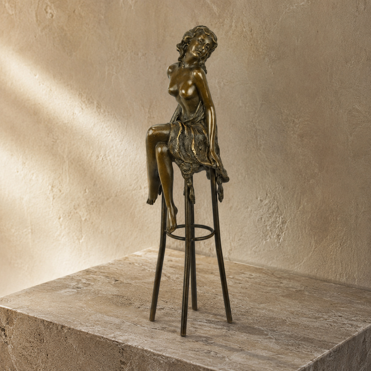 Sculpture bronze femme nue assise sur tabouret de bar