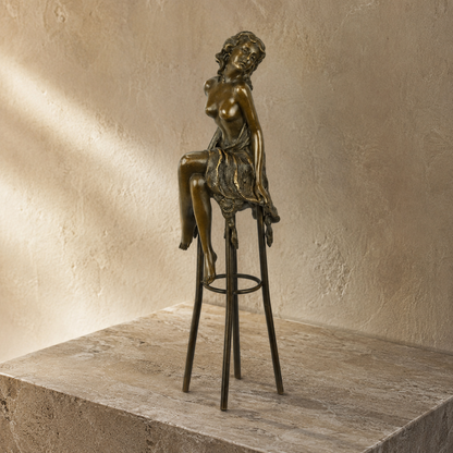 Sculpture bronze femme nue assise sur tabouret de bar
