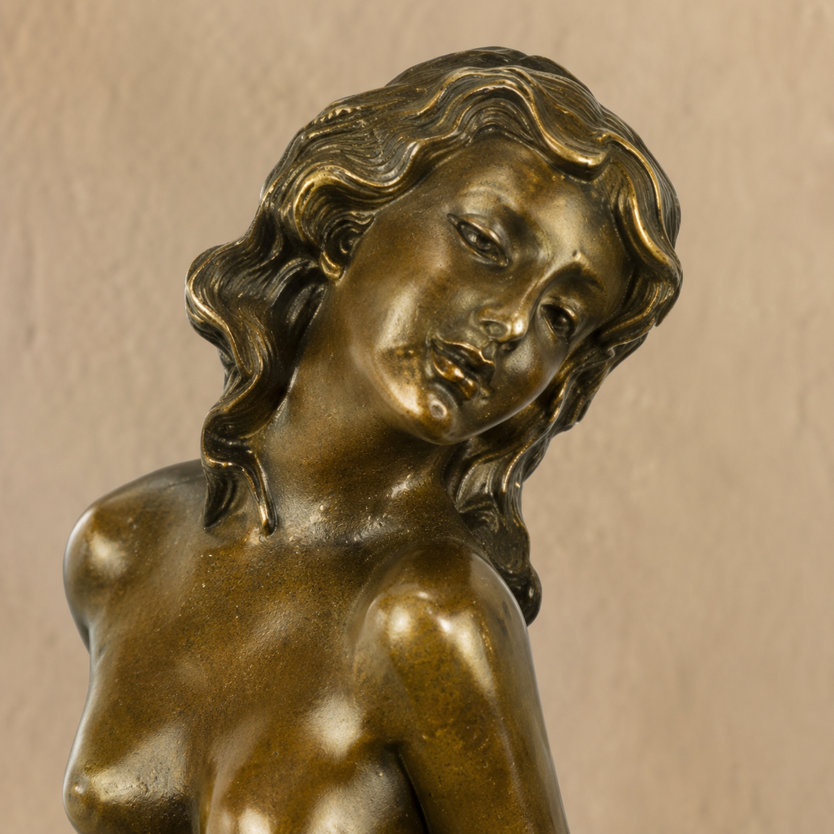 Sculpture bronze femme nue assise sur tabouret de bar, vue 2