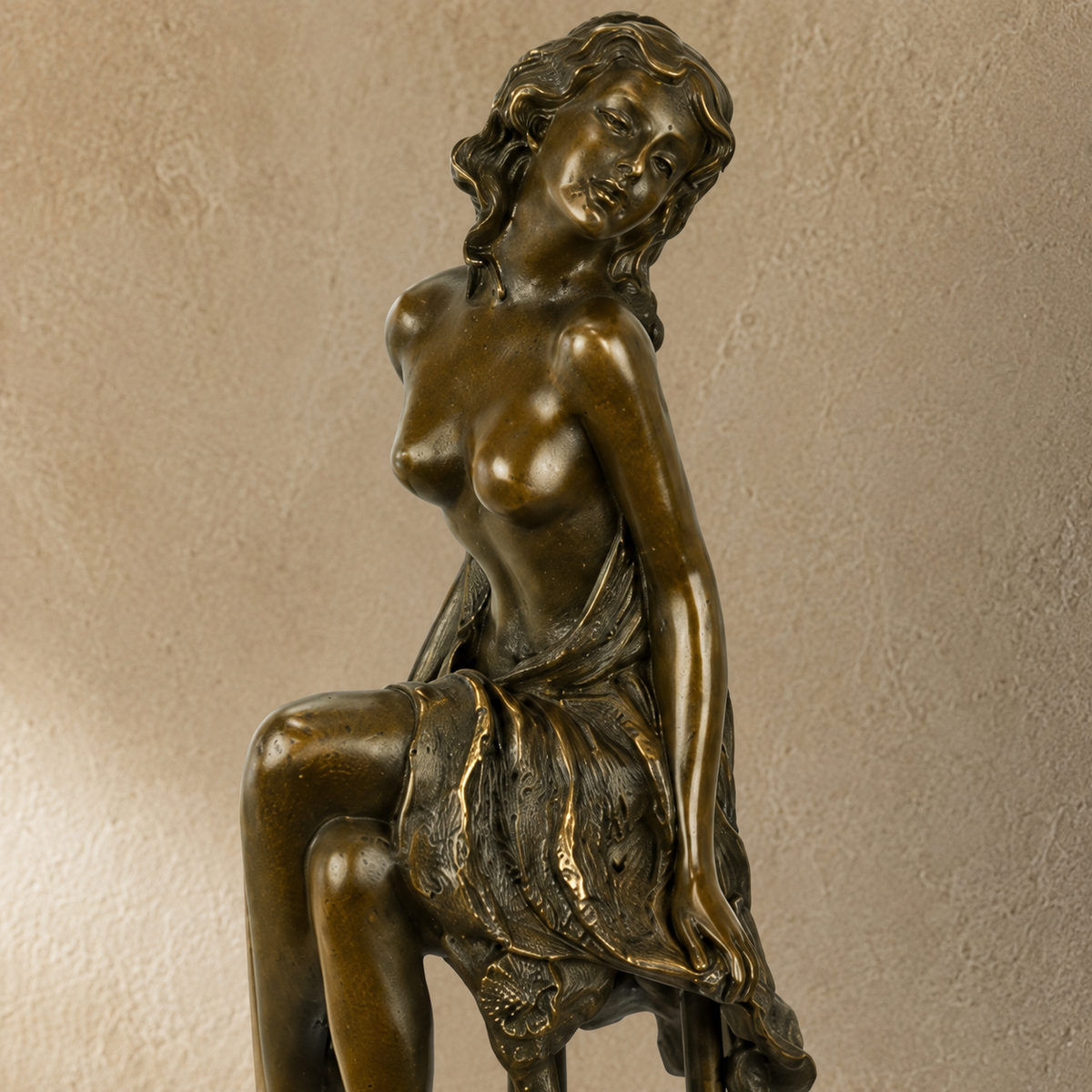 Sculpture bronze femme nue assise sur tabouret de bar, vue 4