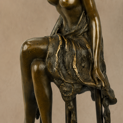 Sculpture bronze femme nue assise sur tabouret de bar, vue 5
