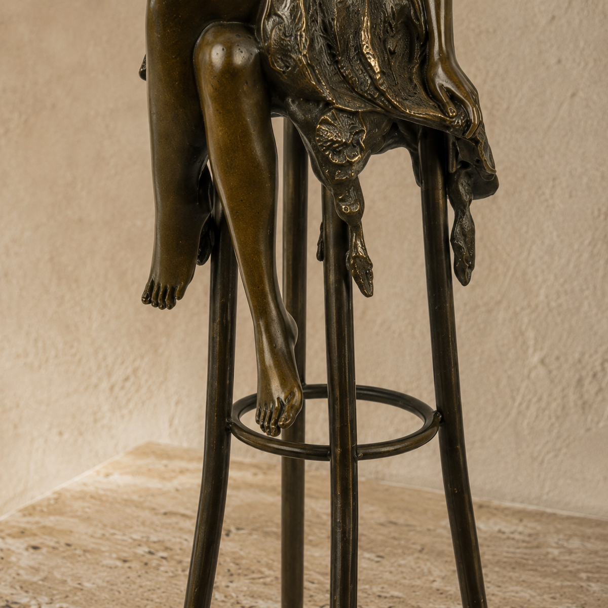 Sculpture bronze femme nue assise sur tabouret de bar, vue 6