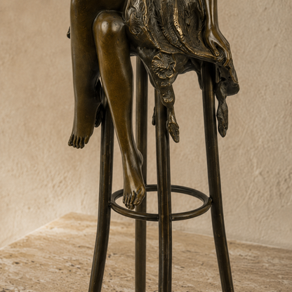 Sculpture bronze femme nue assise sur tabouret de bar, vue 6