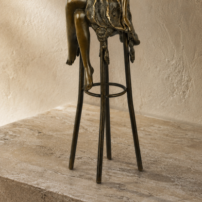 Sculpture bronze femme nue assise sur tabouret de bar, vue 7