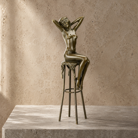 Sculpture bronze femme nue assise sur tabouret de bar