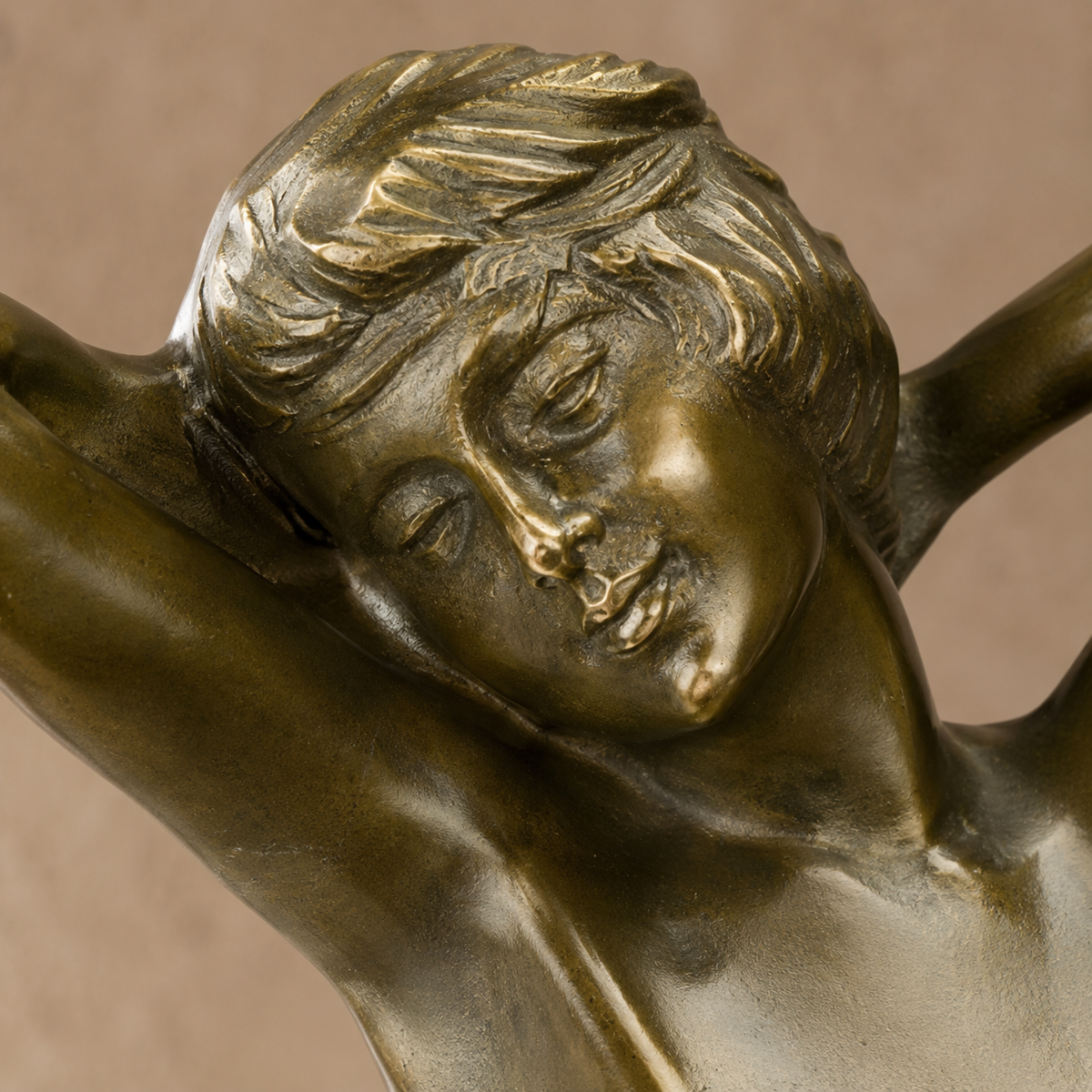 Sculpture bronze femme nue assise sur tabouret de bar, vue 2