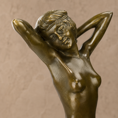 Sculpture bronze femme nue assise sur tabouret de bar, vue 3
