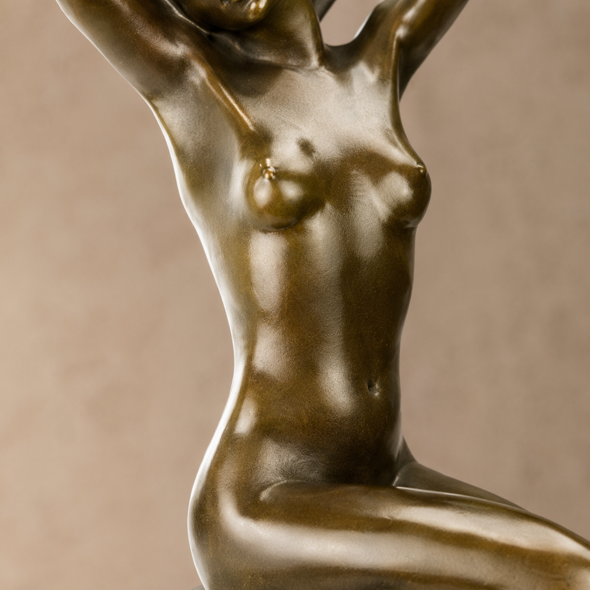 Sculpture bronze femme nue assise sur tabouret de bar, vue 4