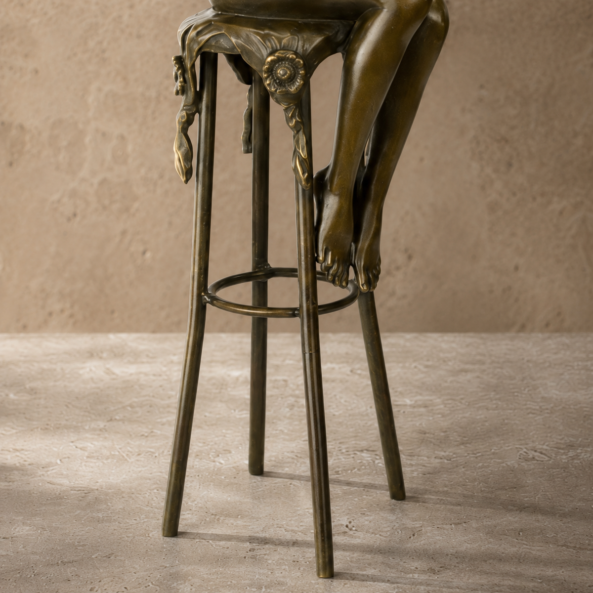 Sculpture bronze femme nue assise sur tabouret de bar, vue 7