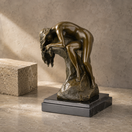 Sculpture bronze femme nue cambrée sur rocher