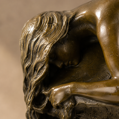 Sculpture bronze femme nue cambrée sur rocher, vue 2