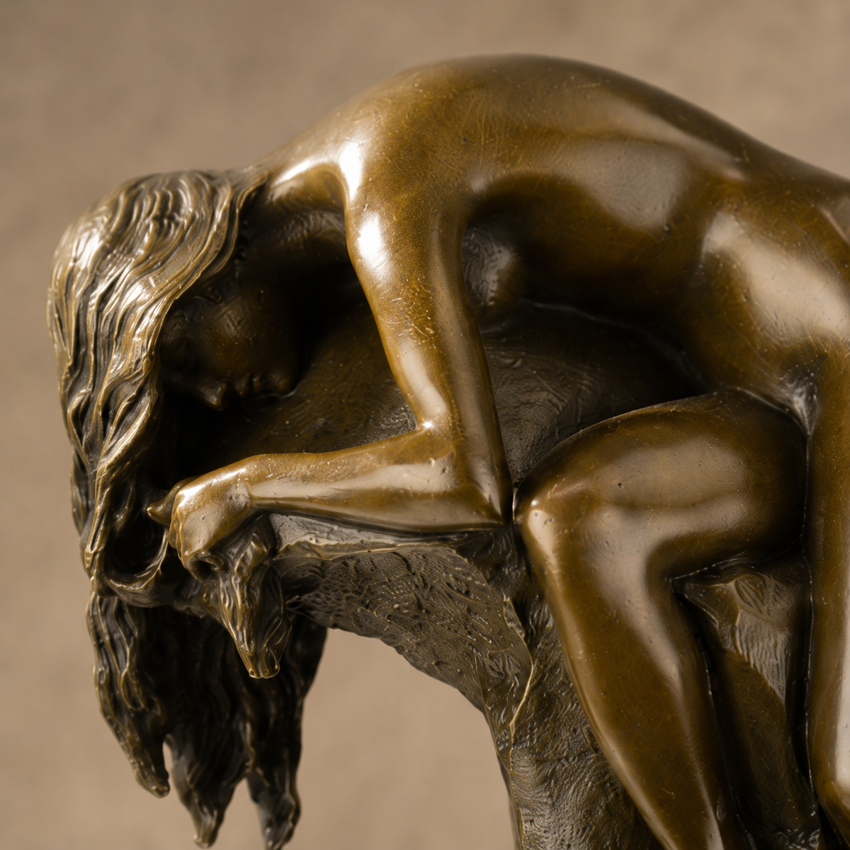 Sculpture bronze femme nue cambrée sur rocher, vue 3