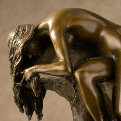 Sculpture bronze femme nue cambrée sur rocher, vue 3