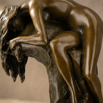 Sculpture bronze femme nue cambrée sur rocher, vue 5
