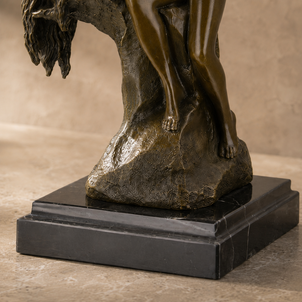 Sculpture bronze femme nue cambrée sur rocher, vue 7