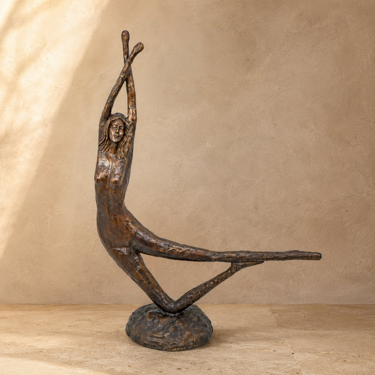 Sculpture bronze femme nue en étirement, style moderniste, vue d'ensemble