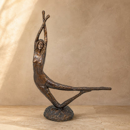 Sculpture bronze femme nue en étirement, style moderniste, vue d'ensemble