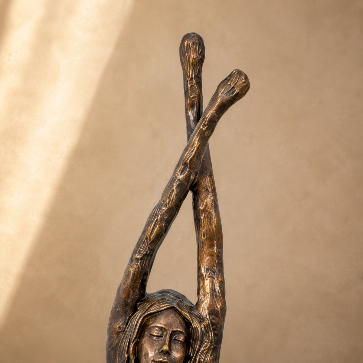 Sculpture bronze femme nue en étirement, style moderniste, détail posture en étirement