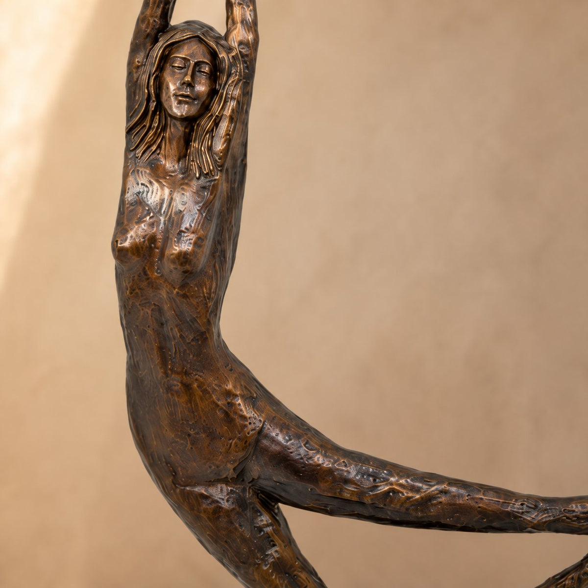 Sculpture bronze femme nue en étirement, style moderniste, vue rapprochée buste