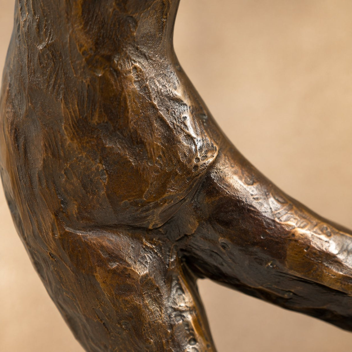 Sculpture bronze femme nue en étirement, style moderniste, vue rapprochée silhouette moderniste