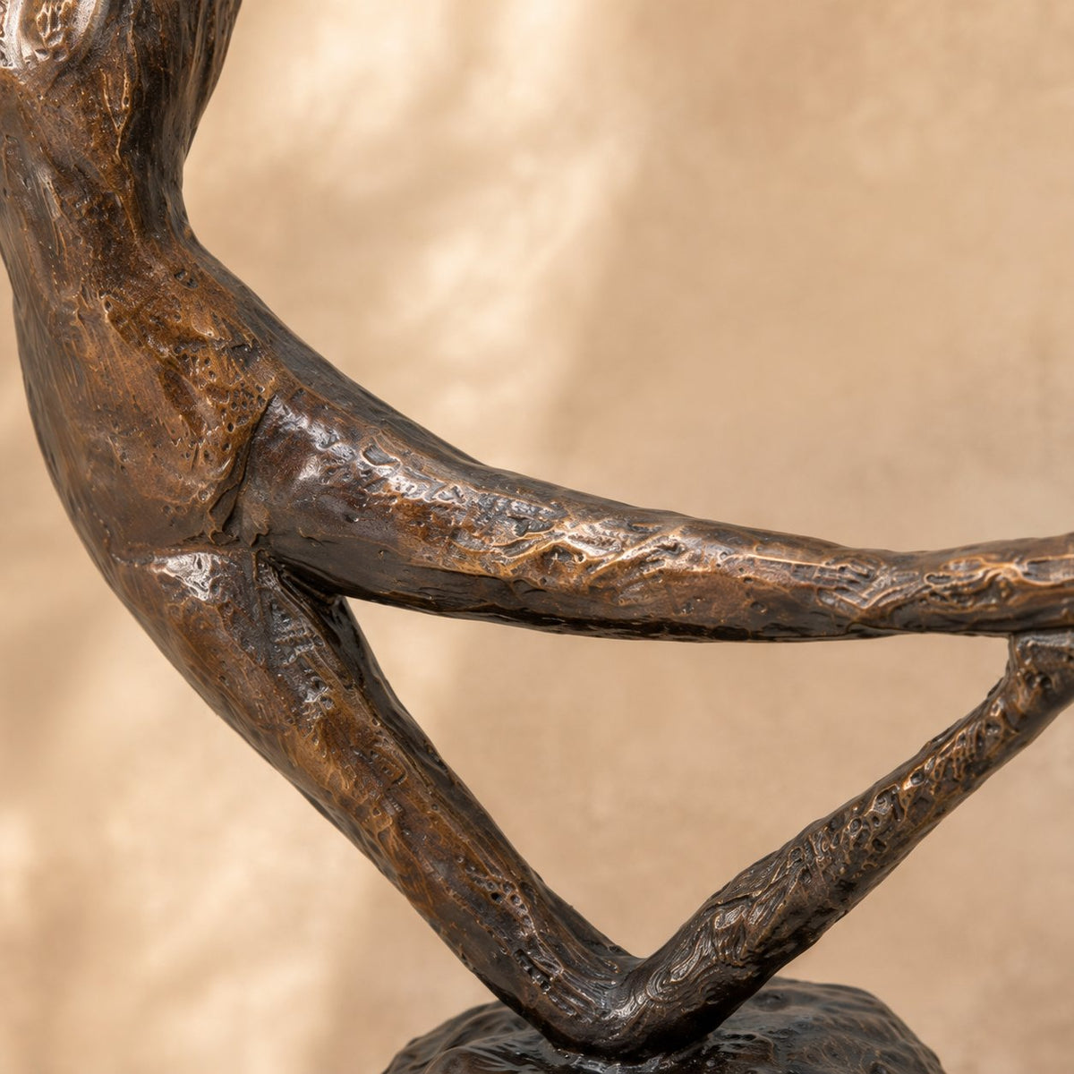 Sculpture bronze femme nue en étirement, style moderniste, détail bras et main