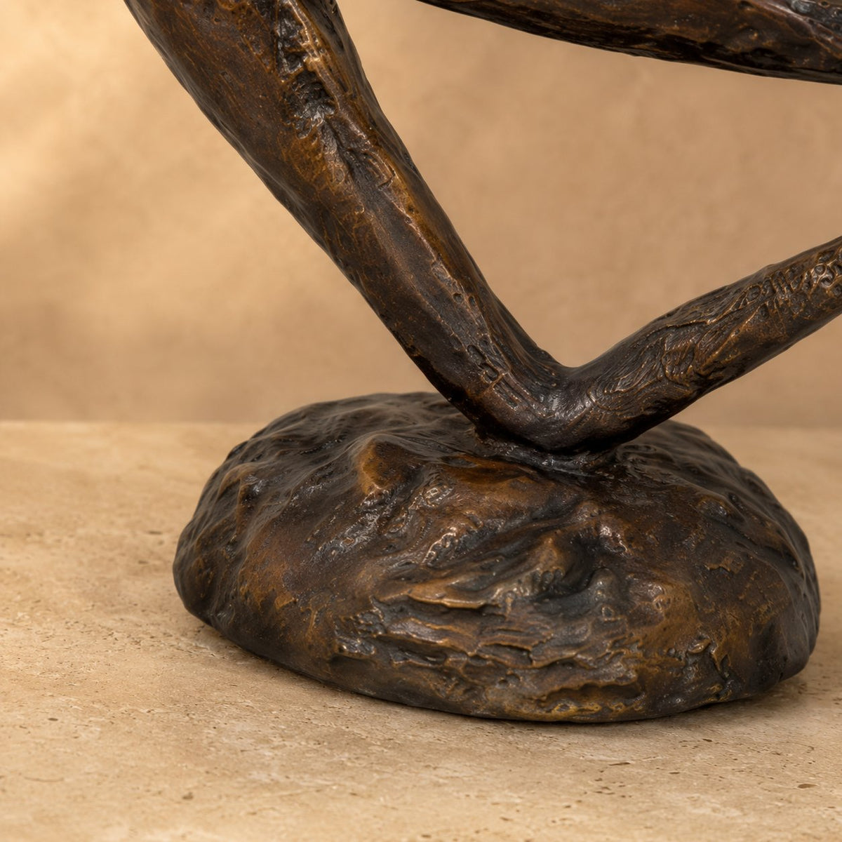 Sculpture bronze femme nue en étirement, style moderniste, détail socle