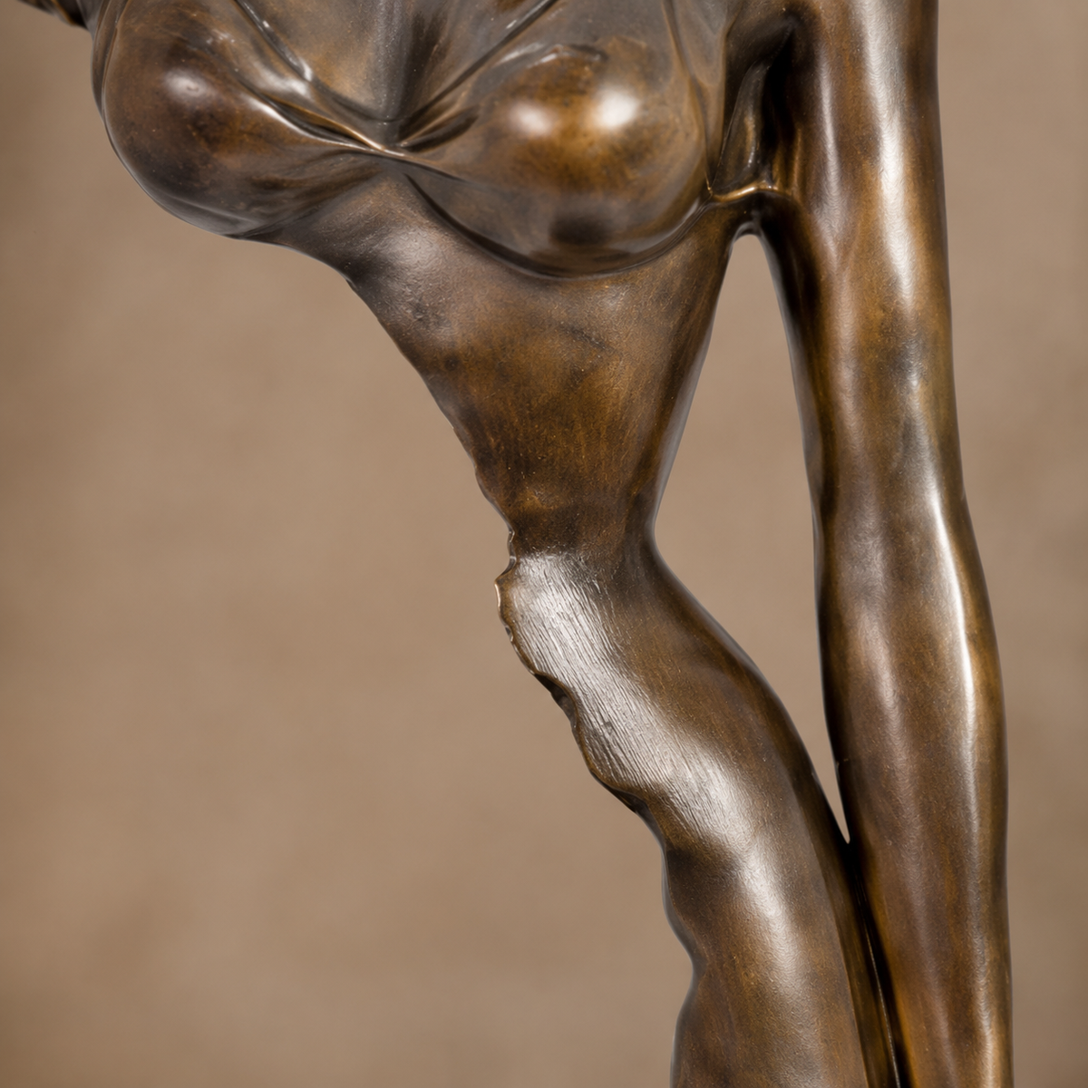 Sculpture bronze femme stylisée au drapé, style moderniste, vue 4