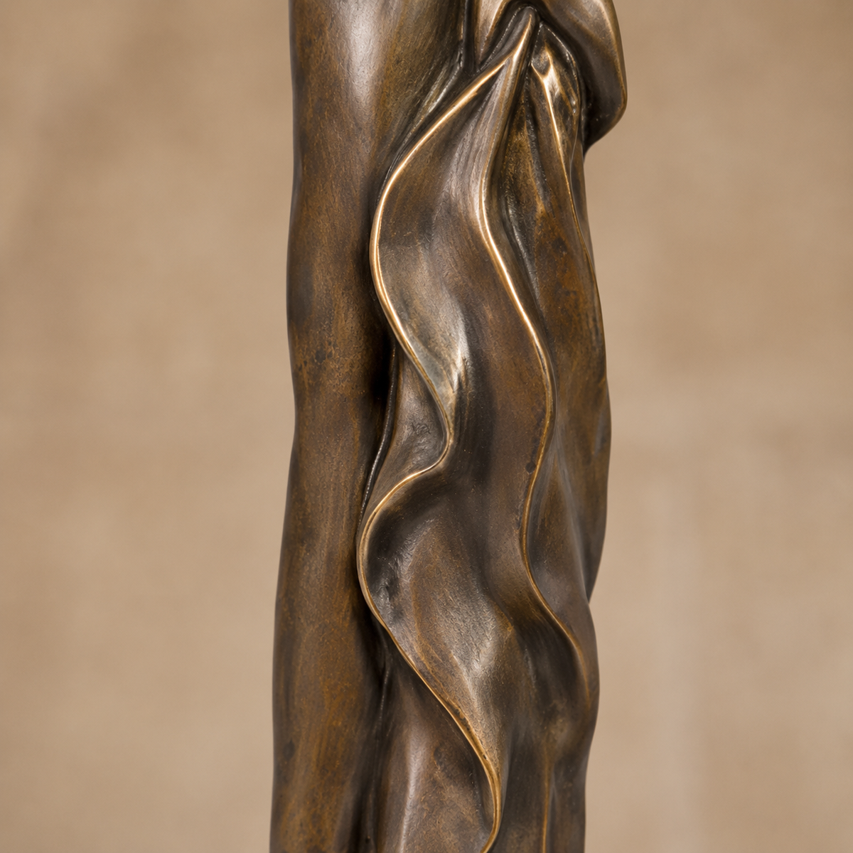 Sculpture bronze femme stylisée au drapé, style moderniste, vue 6