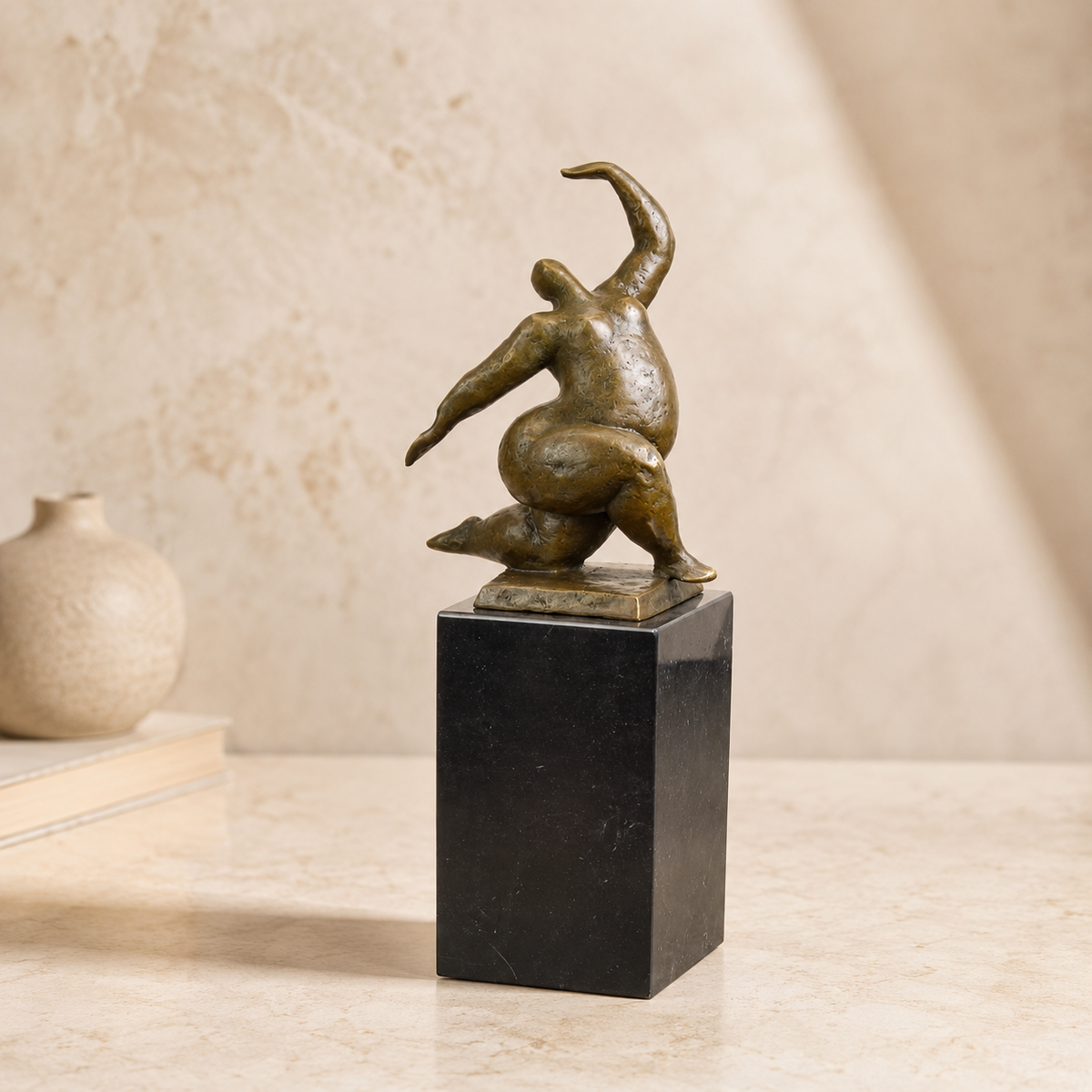 Sculpture bronze femme voluptueuse dansante sur socle marbre
