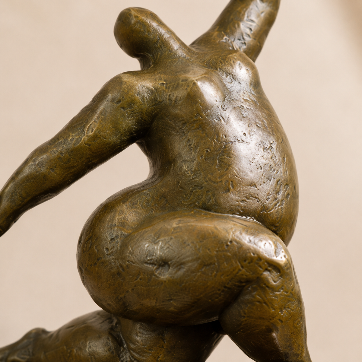 Sculpture bronze femme voluptueuse dansante sur socle marbre, vue 3