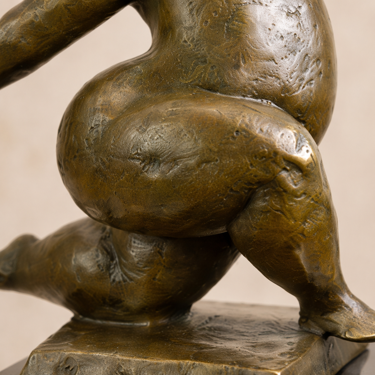 Sculpture bronze femme voluptueuse dansante sur socle marbre, vue 4