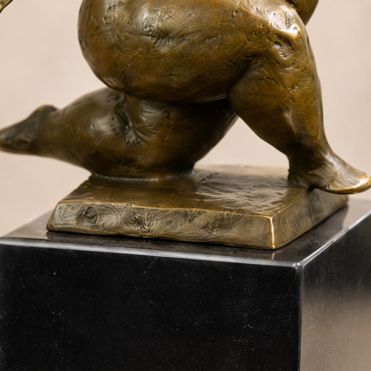 Sculpture bronze femme voluptueuse dansante sur socle marbre, vue 5