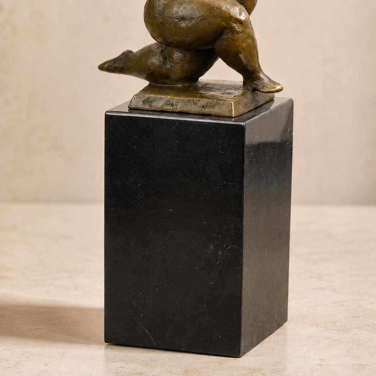 Sculpture bronze femme voluptueuse dansante sur socle marbre, vue 7
