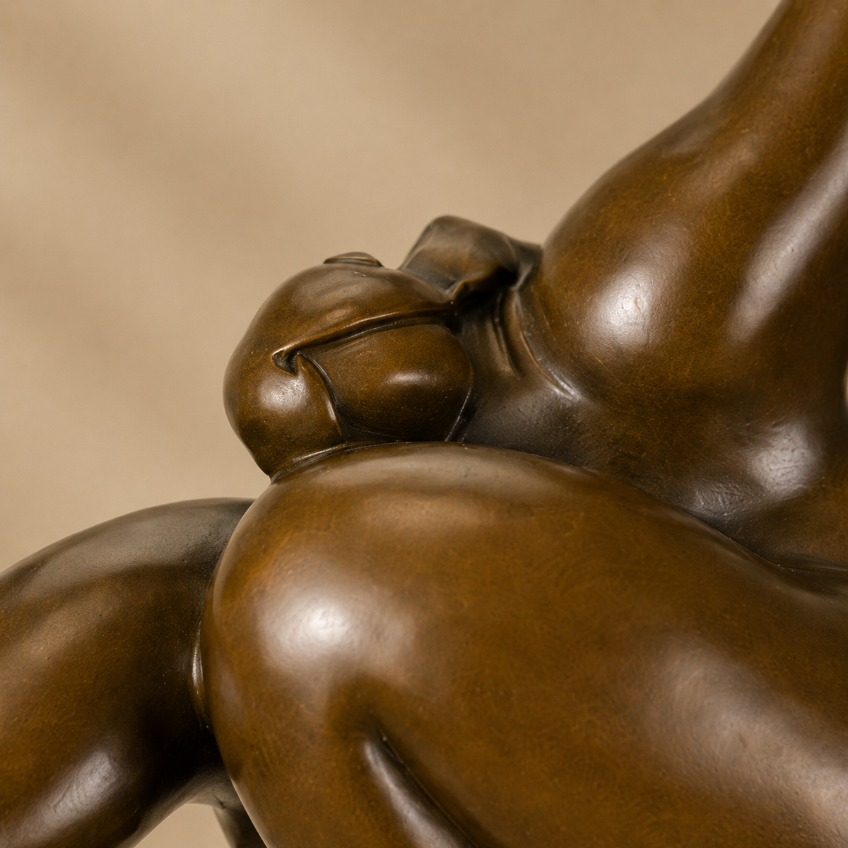 Sculpture bronze femme voluptueuse en équilibre sur socle marbre, vue 2