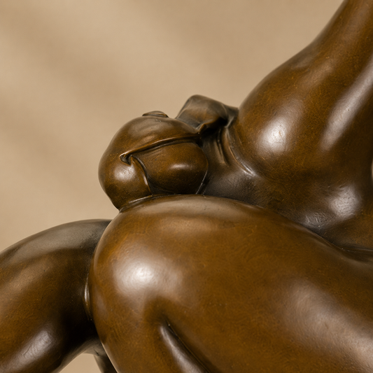 Sculpture bronze femme voluptueuse en équilibre sur socle marbre, vue 2